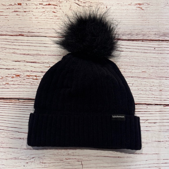 NWT Lululemon Womens Cable Knit Pom Beanie in Black main image 11